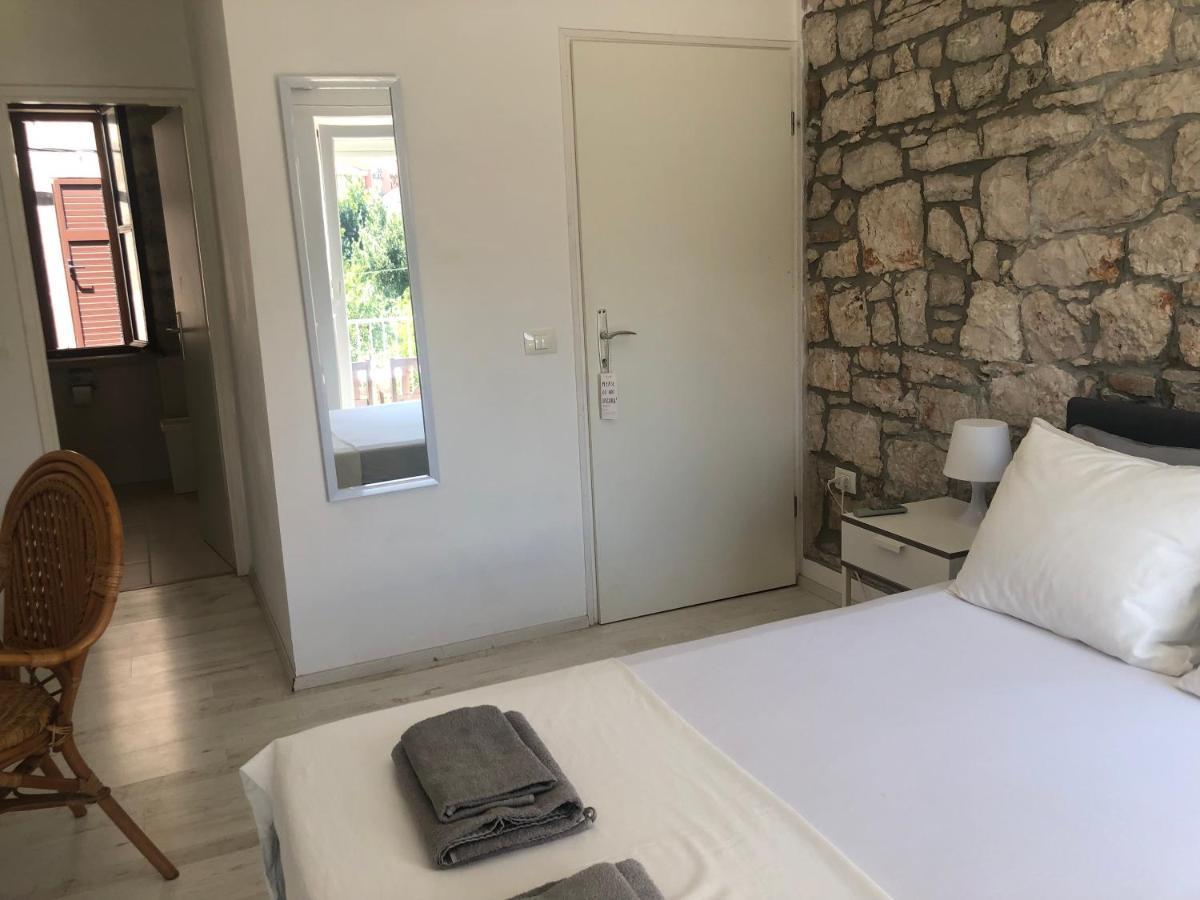 Guest House Marta Ровин Екстериор снимка