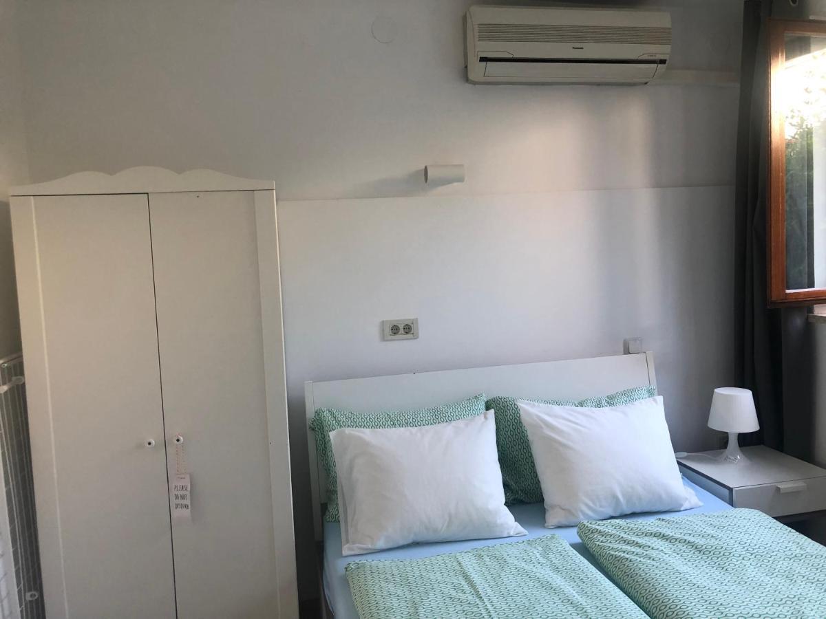 Guest House Marta Ровин Екстериор снимка