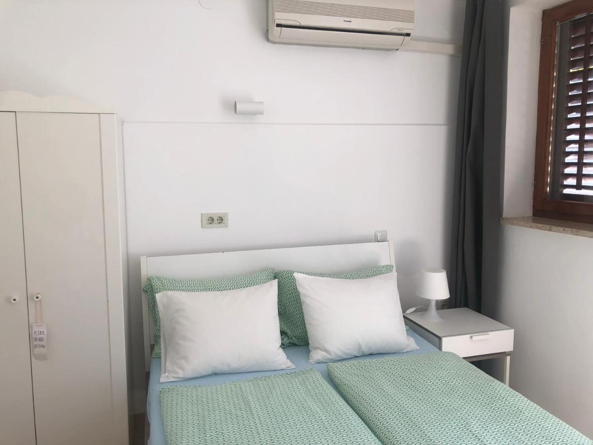 Guest House Marta Ровин Екстериор снимка