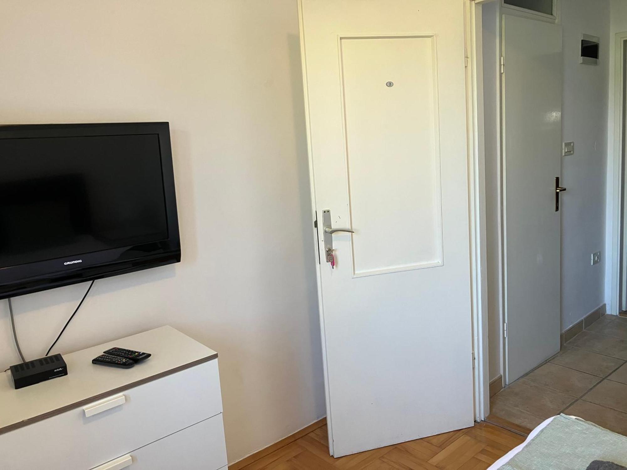 Guest House Marta Ровин Екстериор снимка