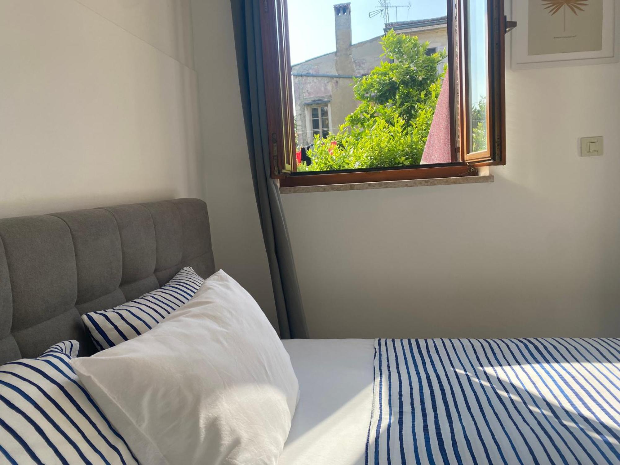 Guest House Marta Ровин Екстериор снимка