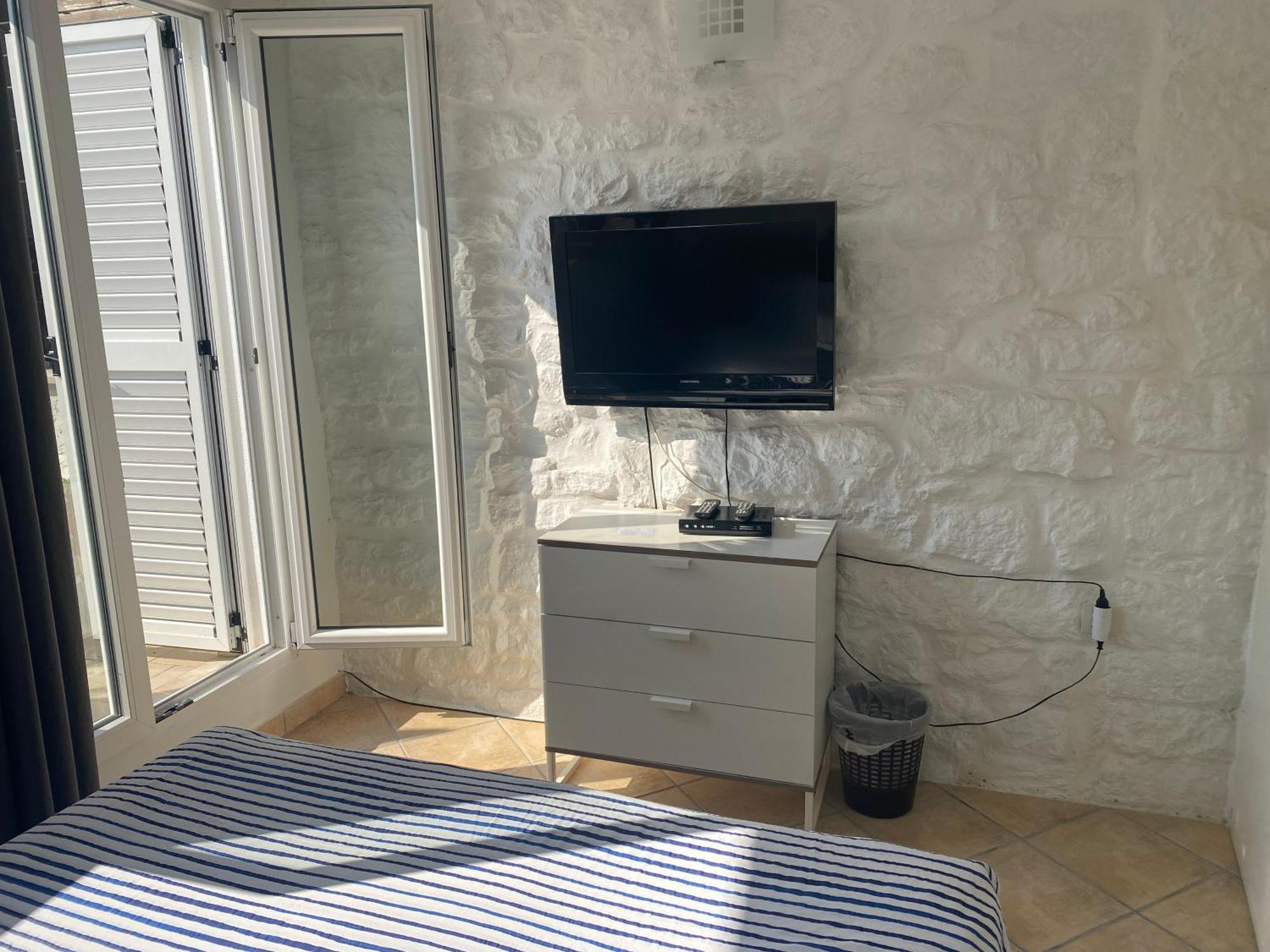 Guest House Marta Ровин Екстериор снимка
